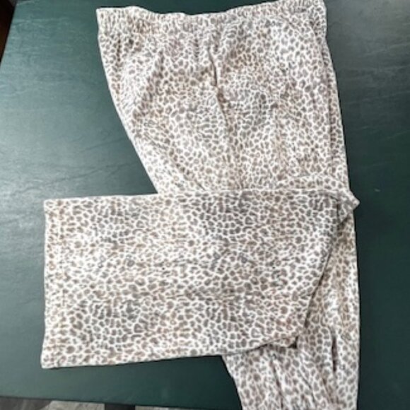Closet Clearance Classy 2 Piece Plush Animal Print Stretchy Lounge Set - Picture 3 of 11